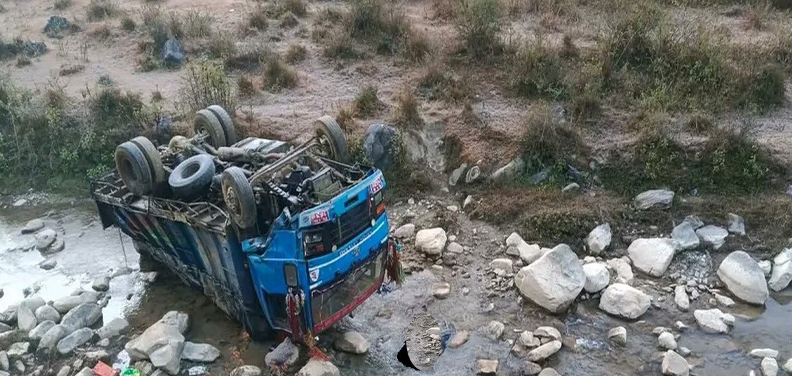 सुर्नया नदीमा ट्रक खस्दा चालकको मृत्यु