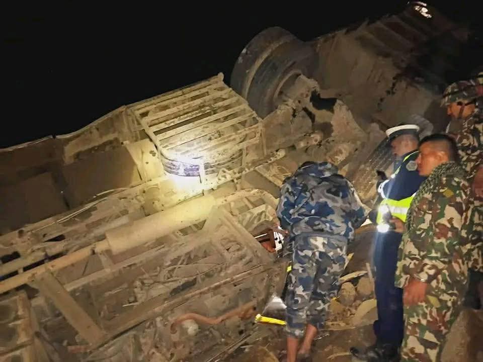 त्रिशूली नदीमा बस खस्दा १७ जनाको मृत्यु, २८ घाइते