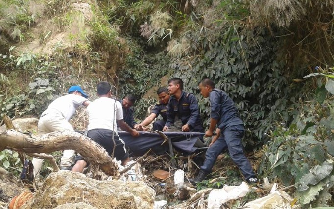 बैतडीमा निर्वाचन प्रहरीको भीरबाट खसेर मृत्यु