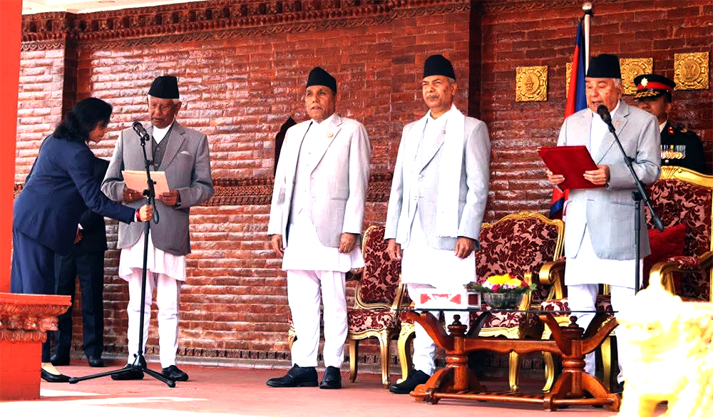 संसद्का ज्येष्ठ सदस्य केसीले लिए सपथ
