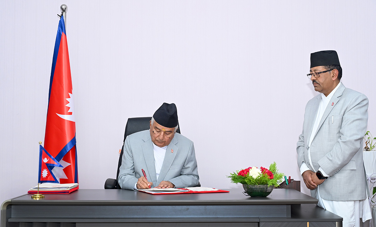 सार्वजनिक पदाधिकारीको पदमुक्तसम्बन्धी अध्यादेश जारी भएसँगै पदमुक्त हुँदै यी पदाधिकारी