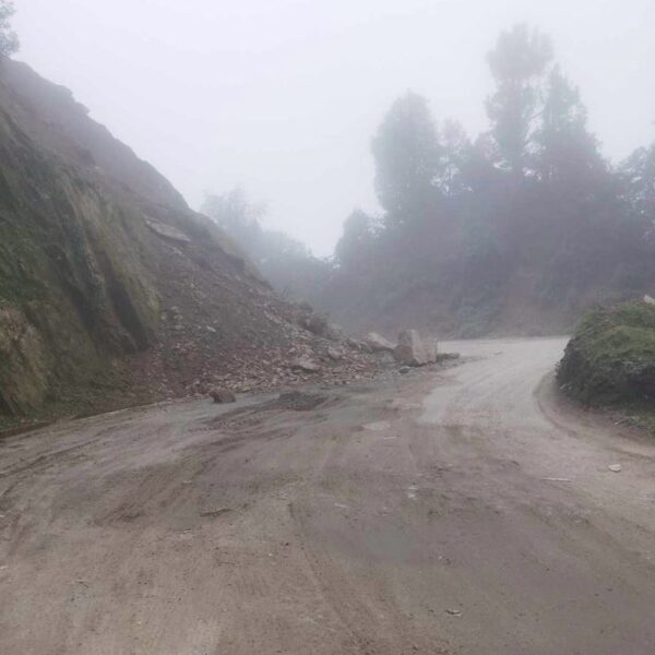 सुदूरपश्चिमका पहाडी राजमार्ग जीर्ण, धुलो र खाल्डाखुल्डीले यात्रा कष्टकर