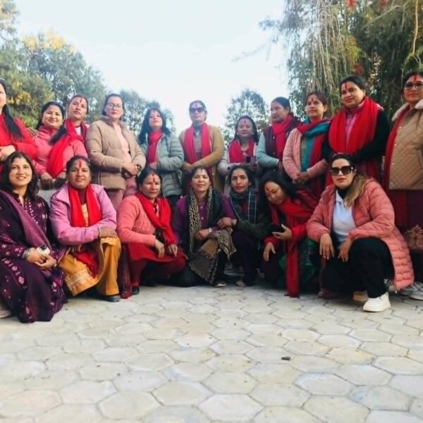 भोटेकोसी बाढी पिडित लाई महिला उद्यमी संघ डडेल्धुराको सहयोग